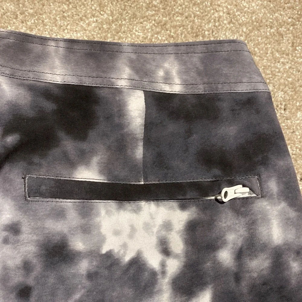 American Eagle Black‎ and White Tie Dye Board Shorts Size M